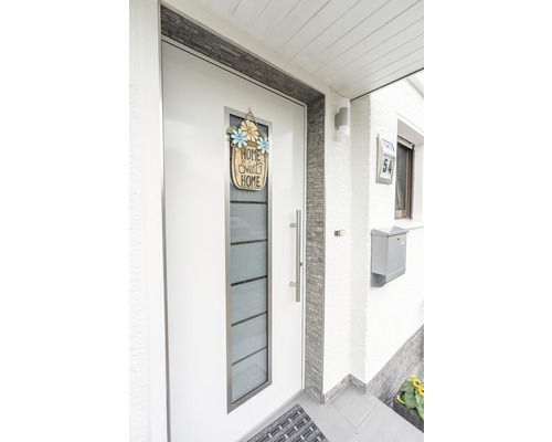 Entree van een huis met voordeur, huisnummer en brievenbus