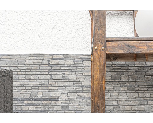 Detailopname van een stenen wandbekleding en een houten element