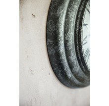 Detail van een ronde wandklok met Romeinse cijfers