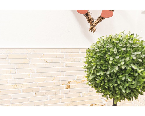 Wandtegels met steenlook en kunstmatige buxus in bolvorm als decoratie