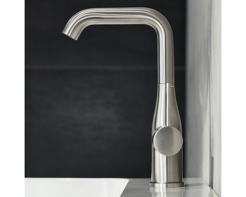 Wastafelkraan van metaal