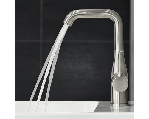 Roestvrijstalen kraan met stromend water