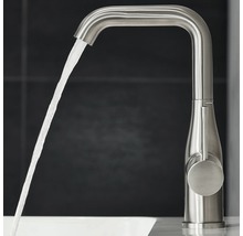 Metalen kraan met stromend water