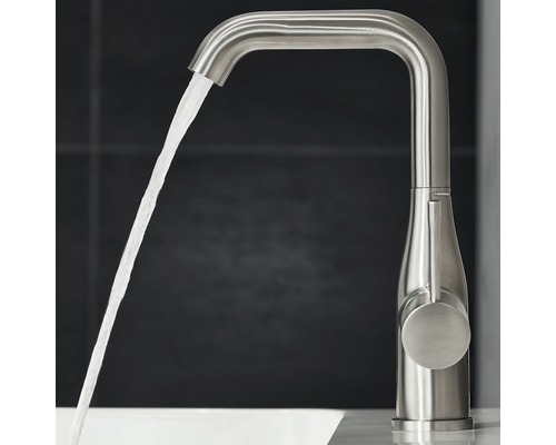 Metalen kraan met stromend water