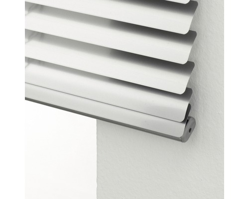 Close-up van een witte jaloezie voor raamdecoratie en zonwering.