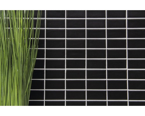 Rechthoekige, glanzende mozaïektegels op een wand met decoratie