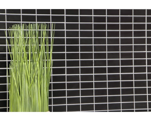 Zwarte mozaïektegels met decoratief gras