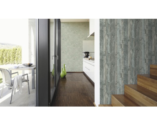 Interieurbeeld met houten wandbehang en trap