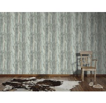 Woonkamer met houtlook behang, stoel en tapijt