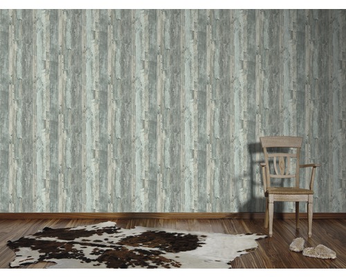 Woonkamer met houtlook behang, stoel en tapijt