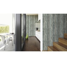 Interieur met houtlook behang, gecombineerd met een moderne keuken en een terras.