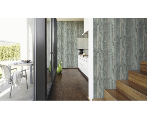 Interieur met houtlook behang, gecombineerd met een moderne keuken en een terras.