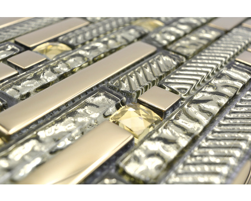 Detailopname van mozaïektegel van glas en metaal