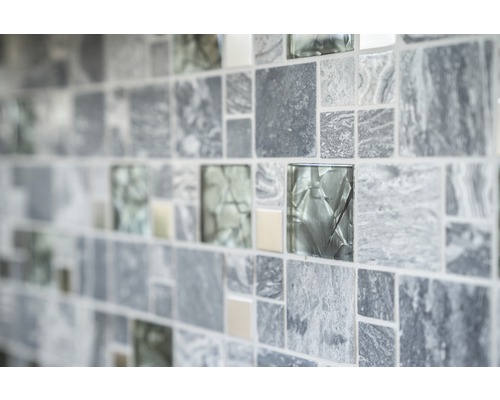 Mozaïektegelwand met vierkante tegels in marmerlook en glas