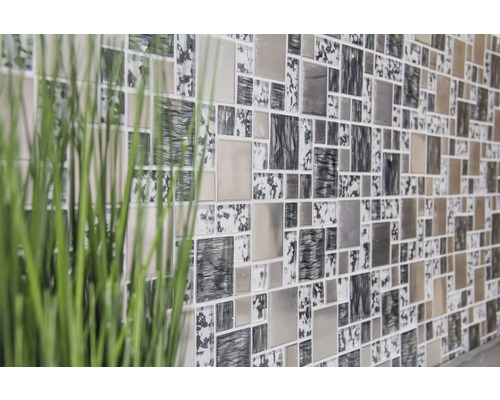 Muur met vierkante mozaïektegels en plantendecoratie