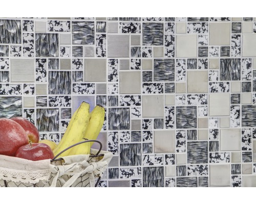 Wandtegels met verschillende patronen als achtergrond voor een fruitmand