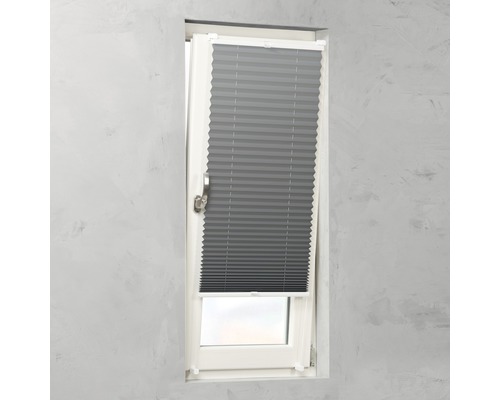 Grijze plissé aan een raam voor lichtregeling.