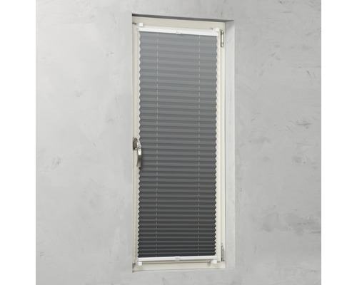 Grijze plisségordijnen in een raamkozijn