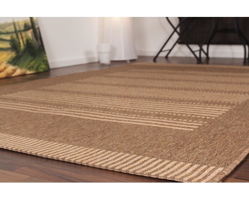 Tapijt met streepmotief op houten vloer