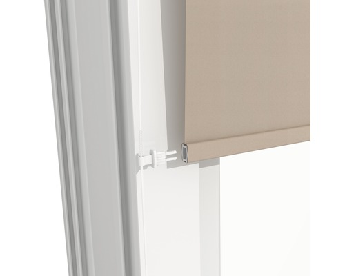 Close-up van een beige rolgordijn met koordbediening op een wit raamkozijn.