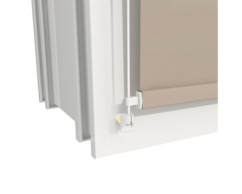 Detailweergave rolgordijn met klembeugel op het raam