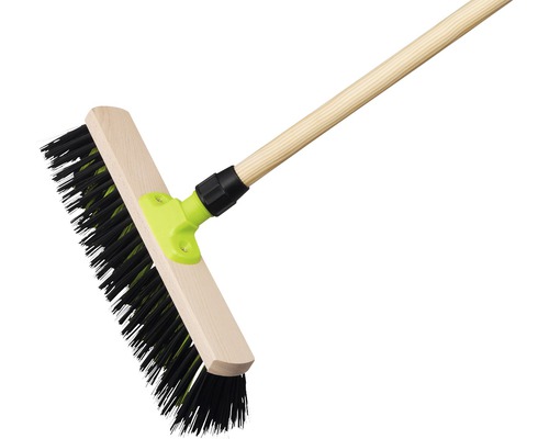 Straatbezem met houten steel en zwarte borstelharen