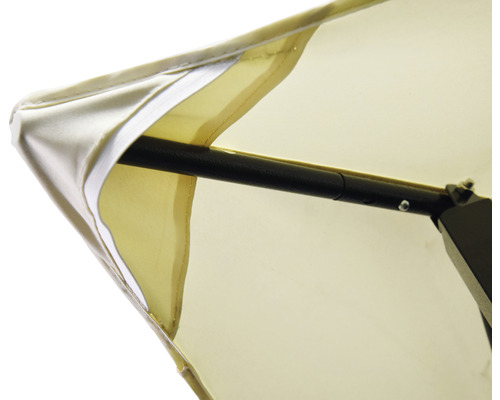 Detailopname van een parasol met zwart frame en lichte bekleding