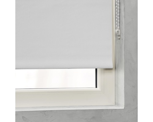 Witte rolgordijnen op het raam