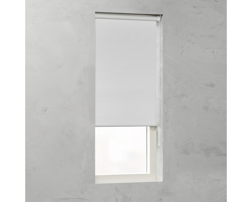 Raam met wit rolgordijn