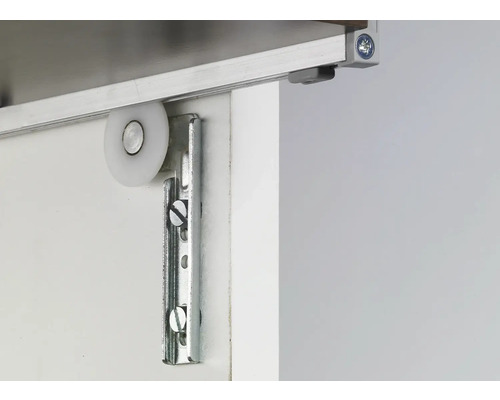 Detailopname van een schuifdeurbeslag met rolgeleiding