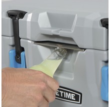 Een persoon opent een glazen fles op een koelbox.