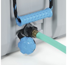 Detailopname van een waterkan met kraan en slangaansluiting.