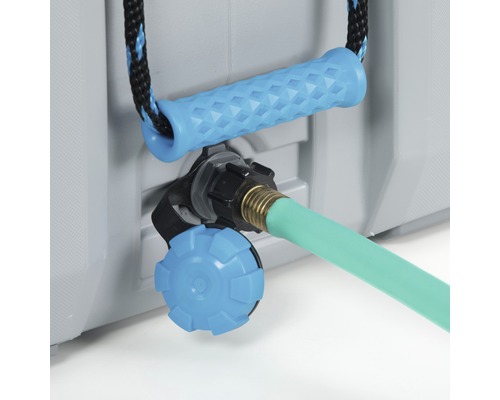 Detailopname van een waterkan met kraan en slangaansluiting.