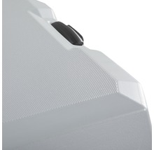 Detailweergave van een transportbox met wielen en een gestructureerd oppervlak.