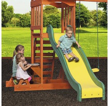 Kinderglijbaan met speeltoren en kinderen in de tuin.