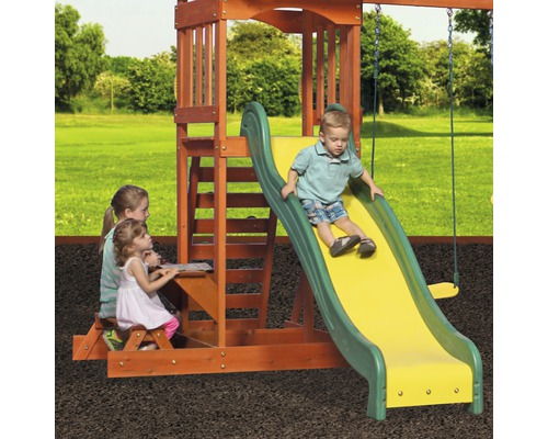 Kinderglijbaan met speeltoren en kinderen in de tuin.