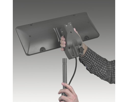 Montage van een LED-buitenlamp op een paal