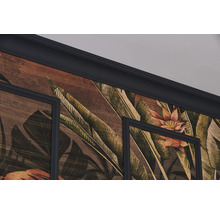 Detailopname van een bloemenbehang met sierlijsten