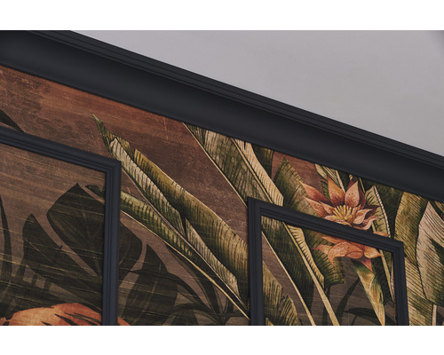 Detailopname van een bloemenbehang met sierlijsten