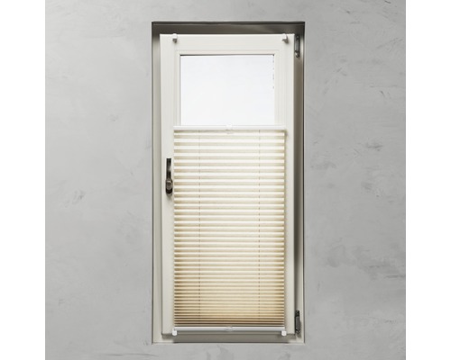 Beige plisségordijn op raam voor privacy en zonwering