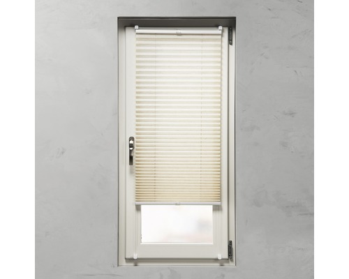 Plisségordijn op het raam voor lichtregeling en privacy