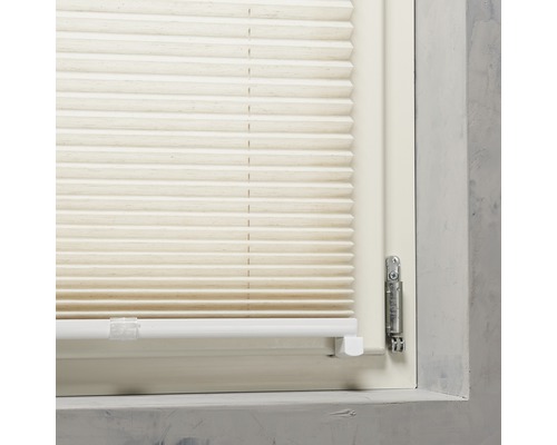 Close-up van een plisségordijn op een raam