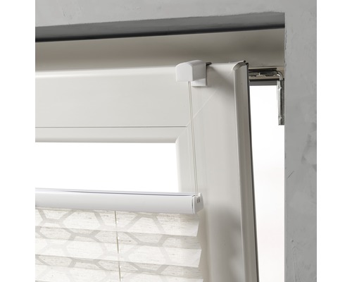 Detailweergave van een plisségordijn op het raam met bedieningselement