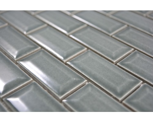 Detailopname van rechthoekige tegels, gelegd in visgraatmotief