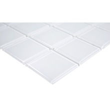 Gedetailleerde close-up van witte glazen mozaïektegels