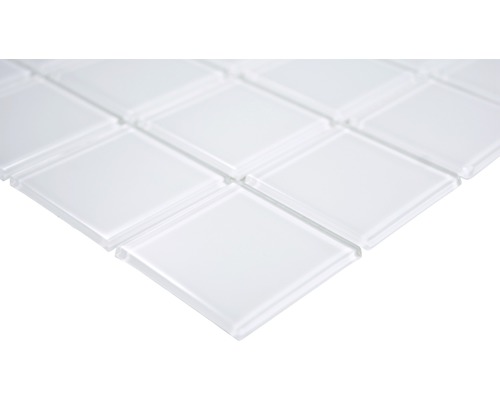 Gedetailleerde close-up van witte glazen mozaïektegels