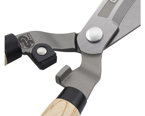 Detailopname van een heggenschaar met GS keurmerk voor geteste veiligheid