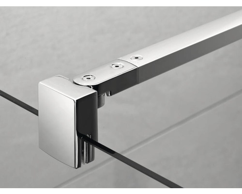 Detailopname van een metalen douchecabinebeugel