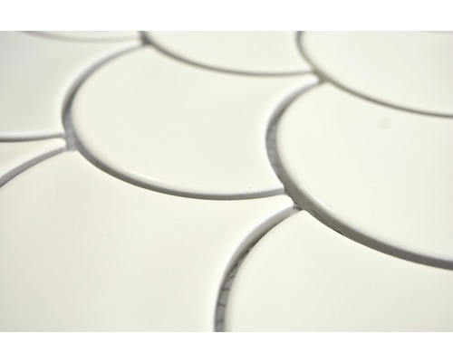 Detailopname van mozaïektegels in visschubvorm