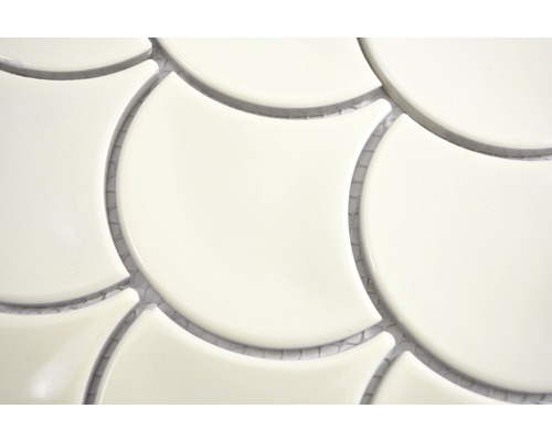 Close-up van mozaïektegels in schubvorm